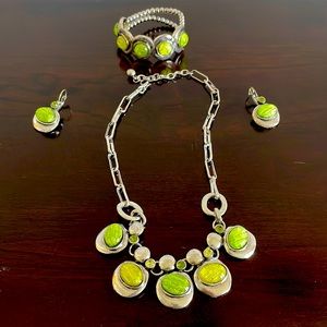 Beautiful sets, green necklace,stretch silver bracelet with earrings Sets vint..